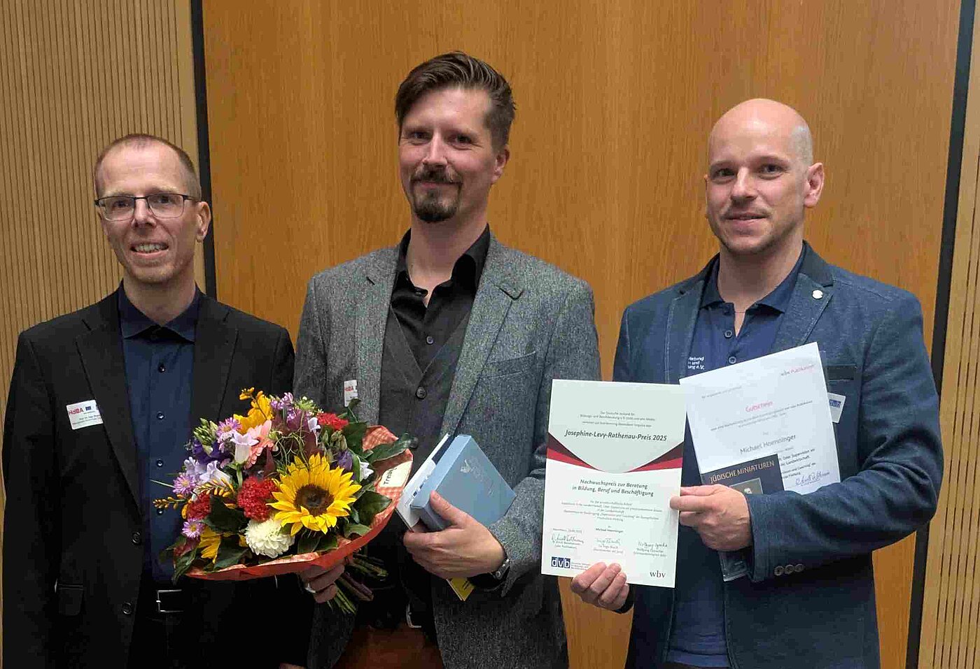 Prof. Dr. Ingo Blaich (Juryvorsitzender), Michael Hoenninger (Preisträger), Torsten Tomenendal, (Schatzmeister dvb) (v.l.n.r.)