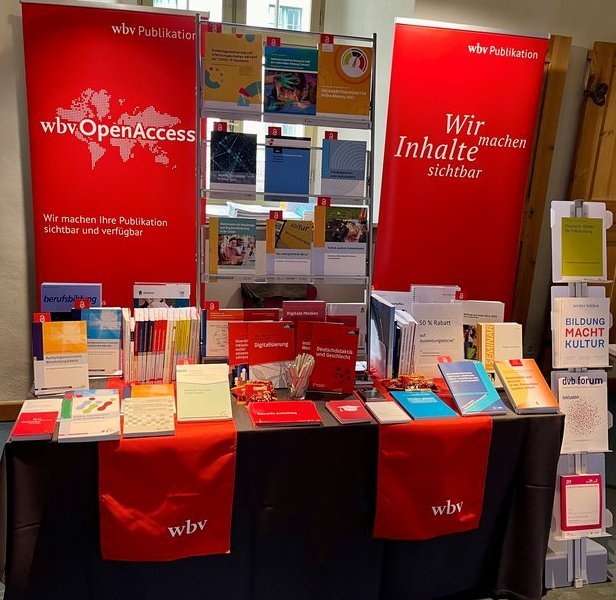 wbv-Büchertisch auf dem DGfE-Kongress 2024