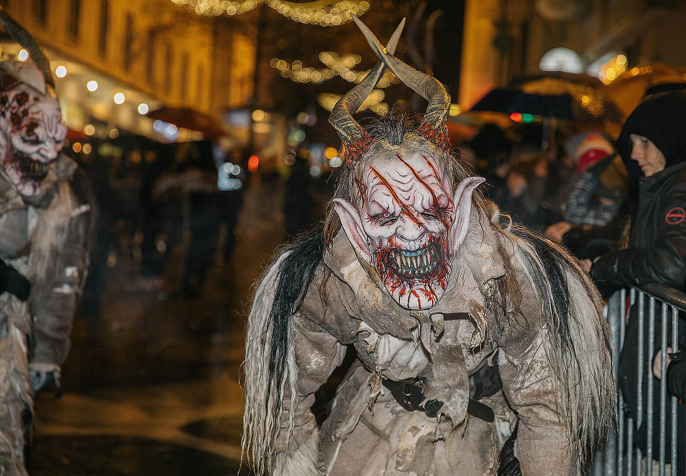 Krampusläufe: Furcht und Folklore