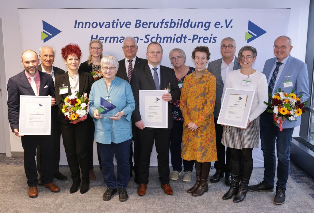 Die Preisträger:innen des Hermann-Schmidt-Preises 2023. v.l.n.r.: Arndt Bertelsmann, Petra Höftmann, Uta Herz, Dr. Jörn-Christoph Jansen, Brigitte Nolopp, Dr. Johanna Börsch-Supan, Prof. Dr. Friedrich Hubert Esser