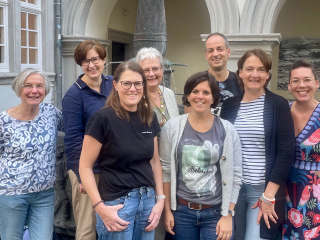 Gruppenfoto der Teilnehmenden an der AK-Tagung in Koblenz. Im Hintergrund sind der Schängelbrunnen und das Koblenzer Rathaus zu sehen.