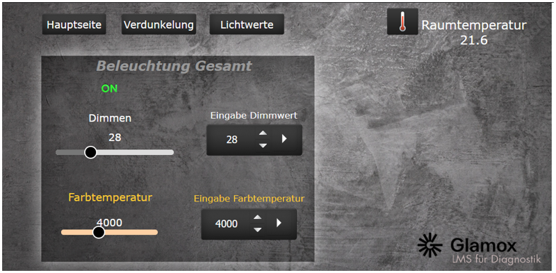Auf einem Tablet wird die Beleuchtung dargestellt. Diese kann ein- oder ausgeschaltet, mittels Slider gedimmt oder mittels Eingabe eines Dimmwertes geändert werden. Zudem wird die Farbtemperatur angezeigt. Auch diese kann mittels Slider oder Eingabe eines Wertes angepasst werden. Zudem wird die Raumtemperatur dargestellt. Mittels der Icons „Hauptseite“, „Verdunkelung“ und „Lichtwerte“ kann zu einer anderen Darstellung gewechselt werden. 
