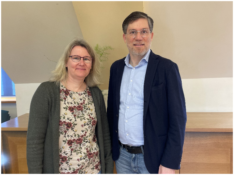 Abb.3 zeigt Imke Wißmann (links) und Michael Schäffler (rechs). Die beiden stehen nebeneinander und blicken freundlich in die Kamera. Im Hintergrund sieht man den Raum mit einer Dachschräge.