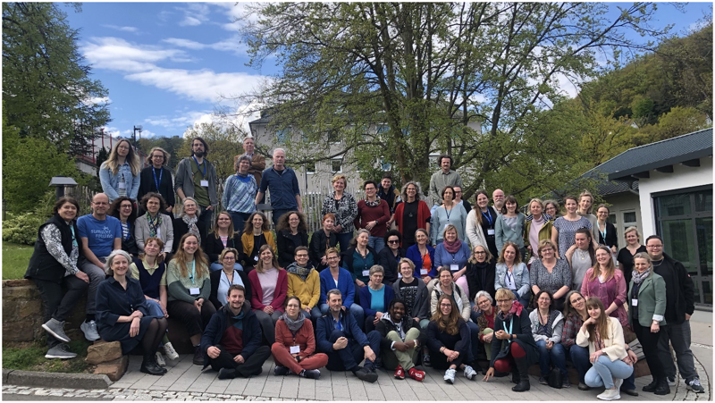 Die rund 60 Teilnehmenden der Tagung „Planet Autismus“ vor der Mensa der Blista.