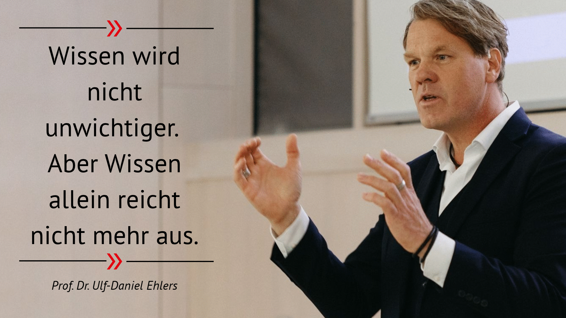 Prof. Dr. Ulf-Daniel Ehlers spricht gestikulierend vor einem Publikum. Links steht sein Zitat: „Wissen wird nicht unwichtiger. Aber Wissen allein reicht nicht mehr aus.“