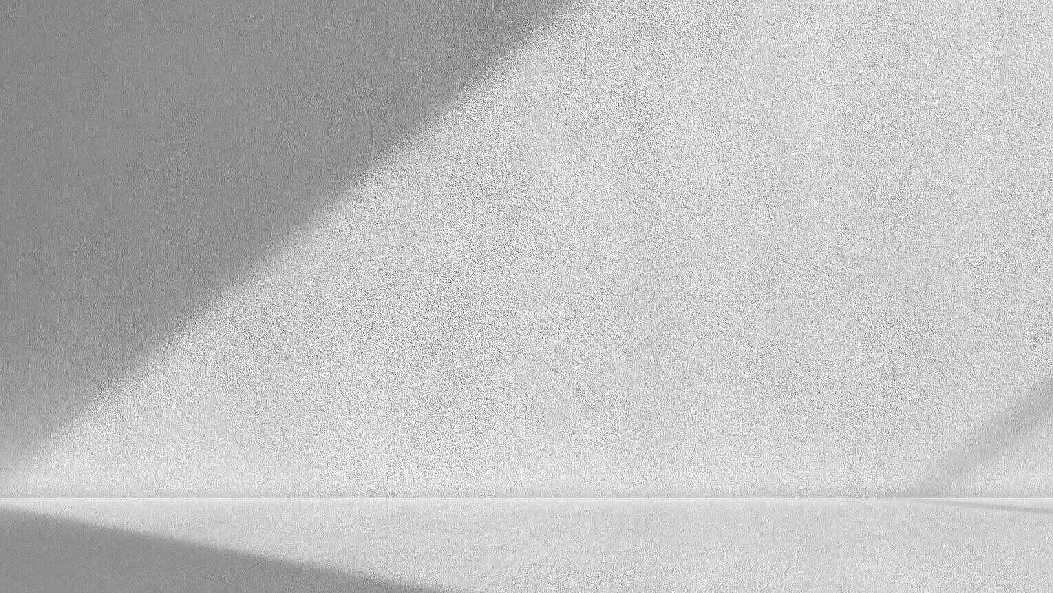 Licht und Schatten auf grauer Betonwand